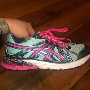 Women’s ASICS gel tennis shoes